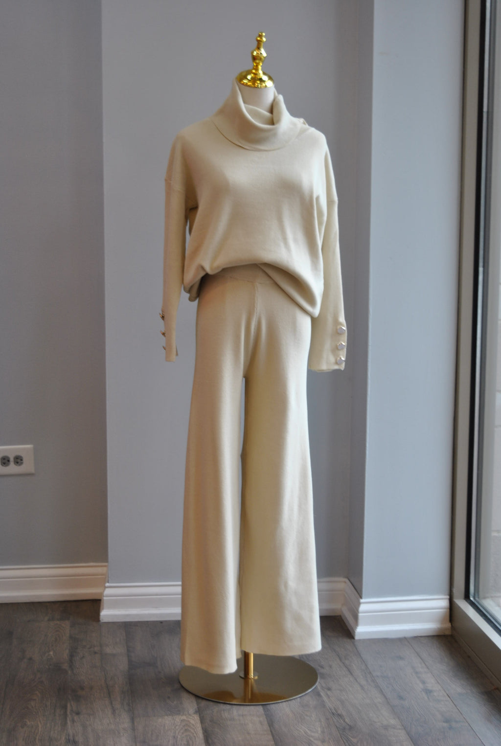CLEARANCE - VANILLA SWEATER SET OF FLAIR PANTS AND TURTLENECK SWEATER
