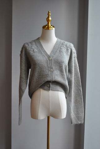 WHITE OVERSIZED SWEATER WITH A HOODIE
