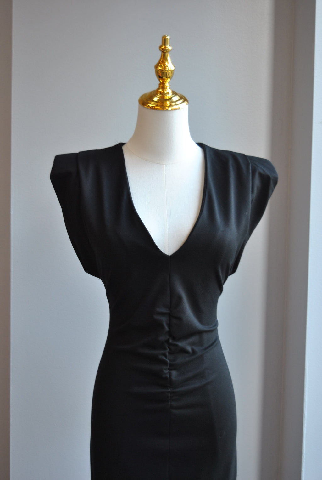 BLACK SIMPLE MIDI DRESS