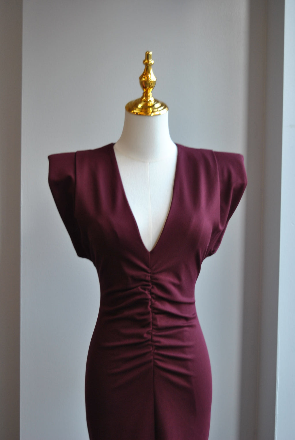 BURGUNDY MIDI DRESS WITH FRONT RUSHING