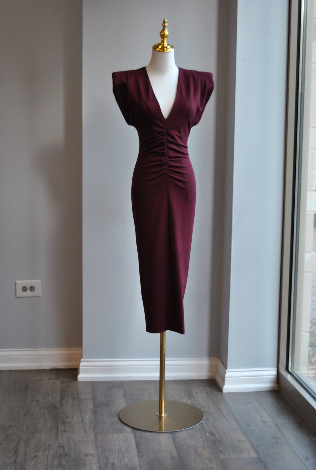 BURGUNDY MIDI DRESS WITH FRONT RUSHING