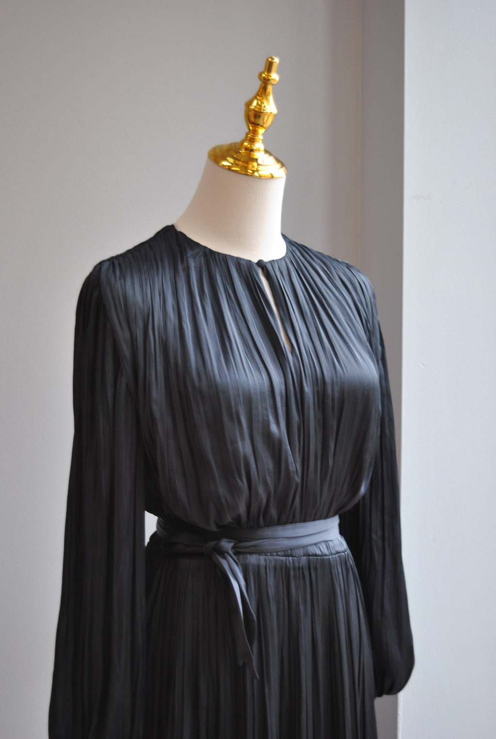 NAVY BLUE MIDI SILKY DRESS WITH A BELT