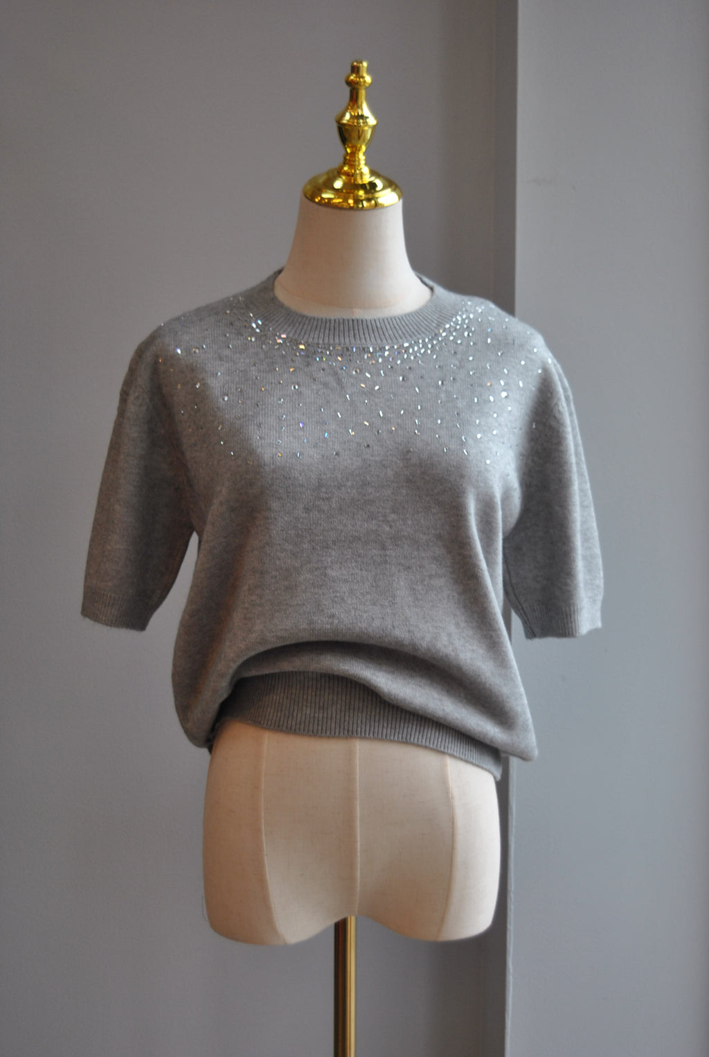 LIGHT GREY SWEATER TOP WITH CRYSTALS