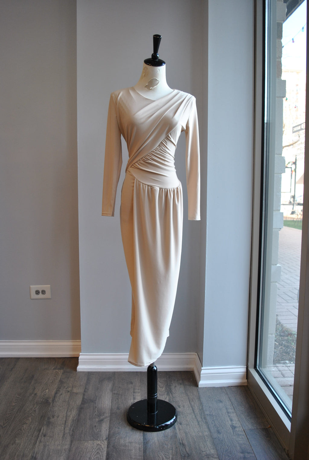 LIGHT BEIGE MIDI DRESS WITH FRONT RUSHING
