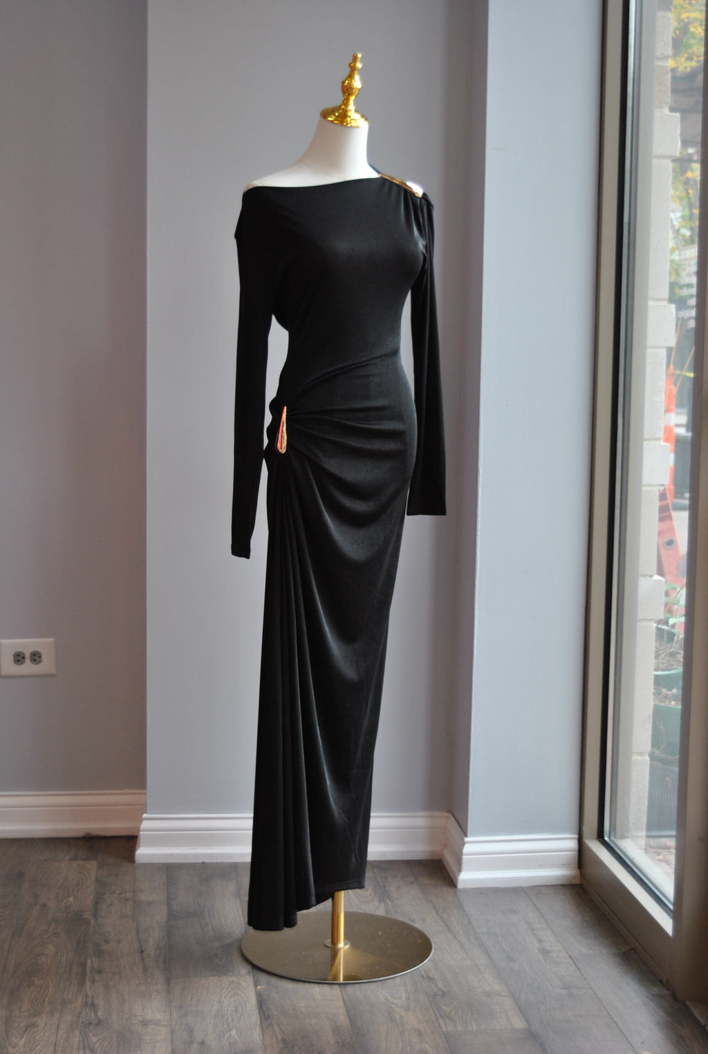 BLACK FIT ASYMMETRIC DRESS