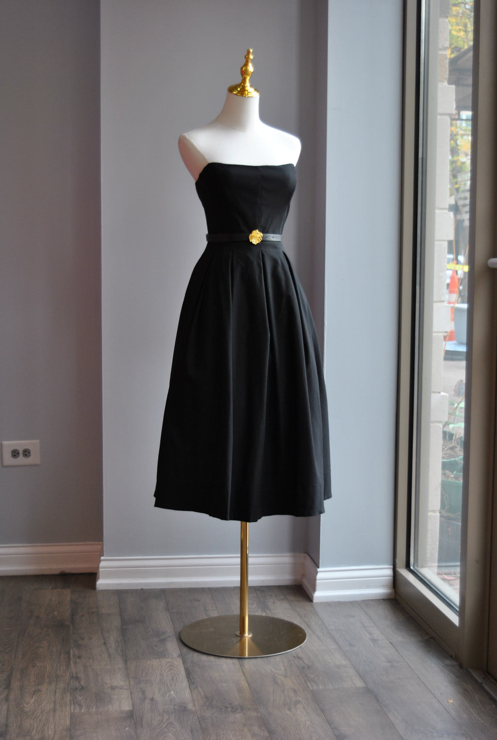 BLACK MIDI FIT AND FLAIR DRESS WITH SIDE POCKETS