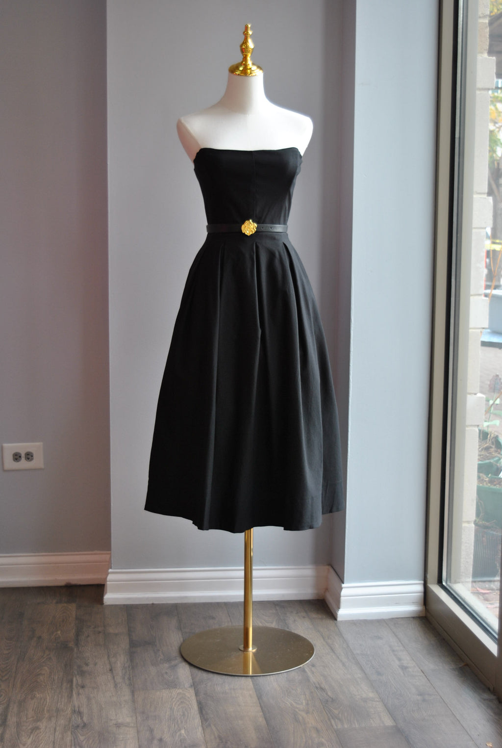 BLACK MIDI FIT AND FLAIR DRESS WITH SIDE POCKETS