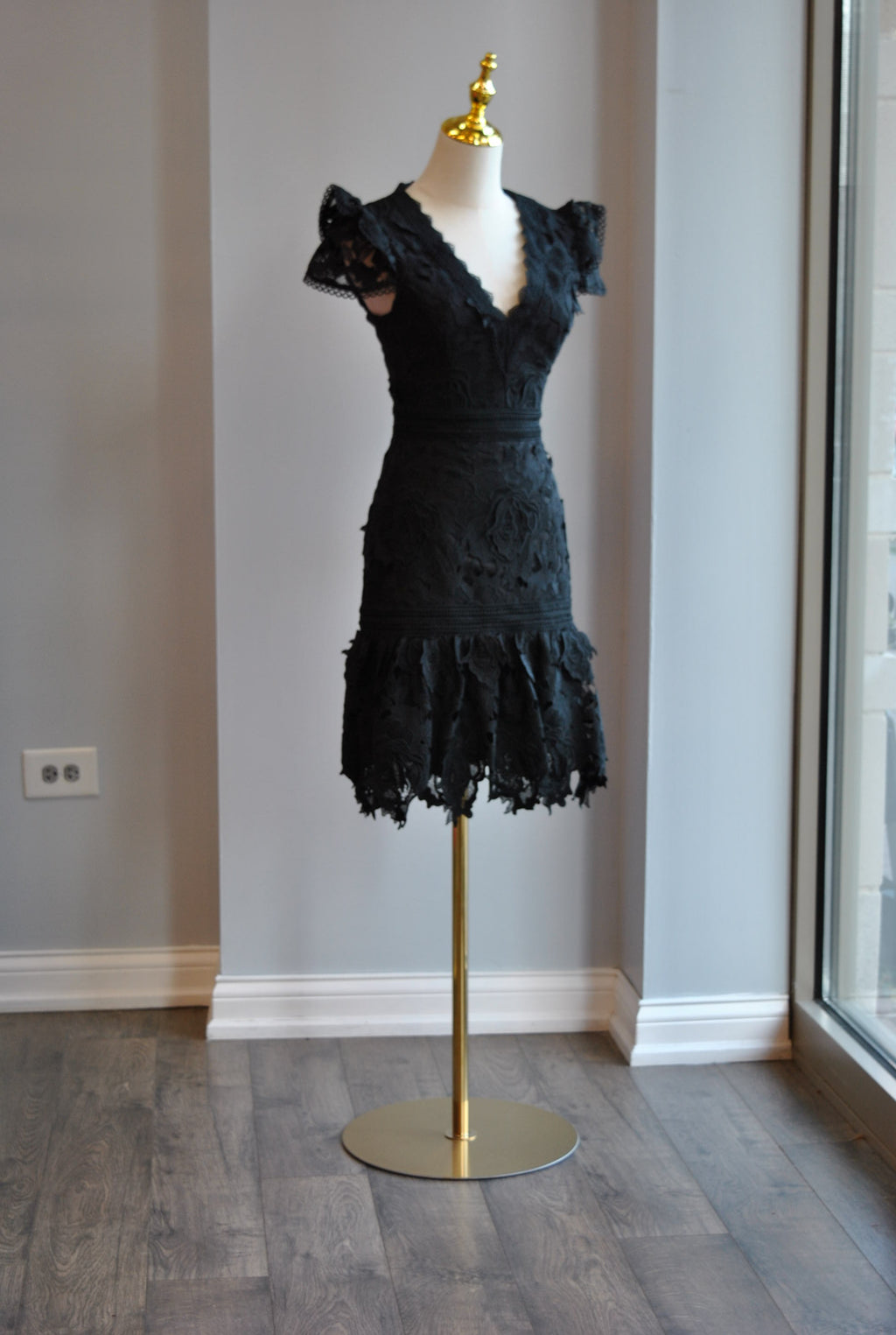 BLACK LACE DRESS WITH SHORT SLEEVES