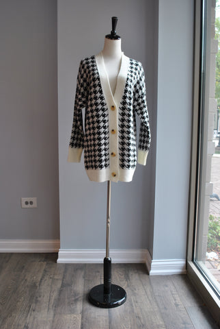 BLACK AND GREY OVERSIZED CHECK PRINT SWEATER