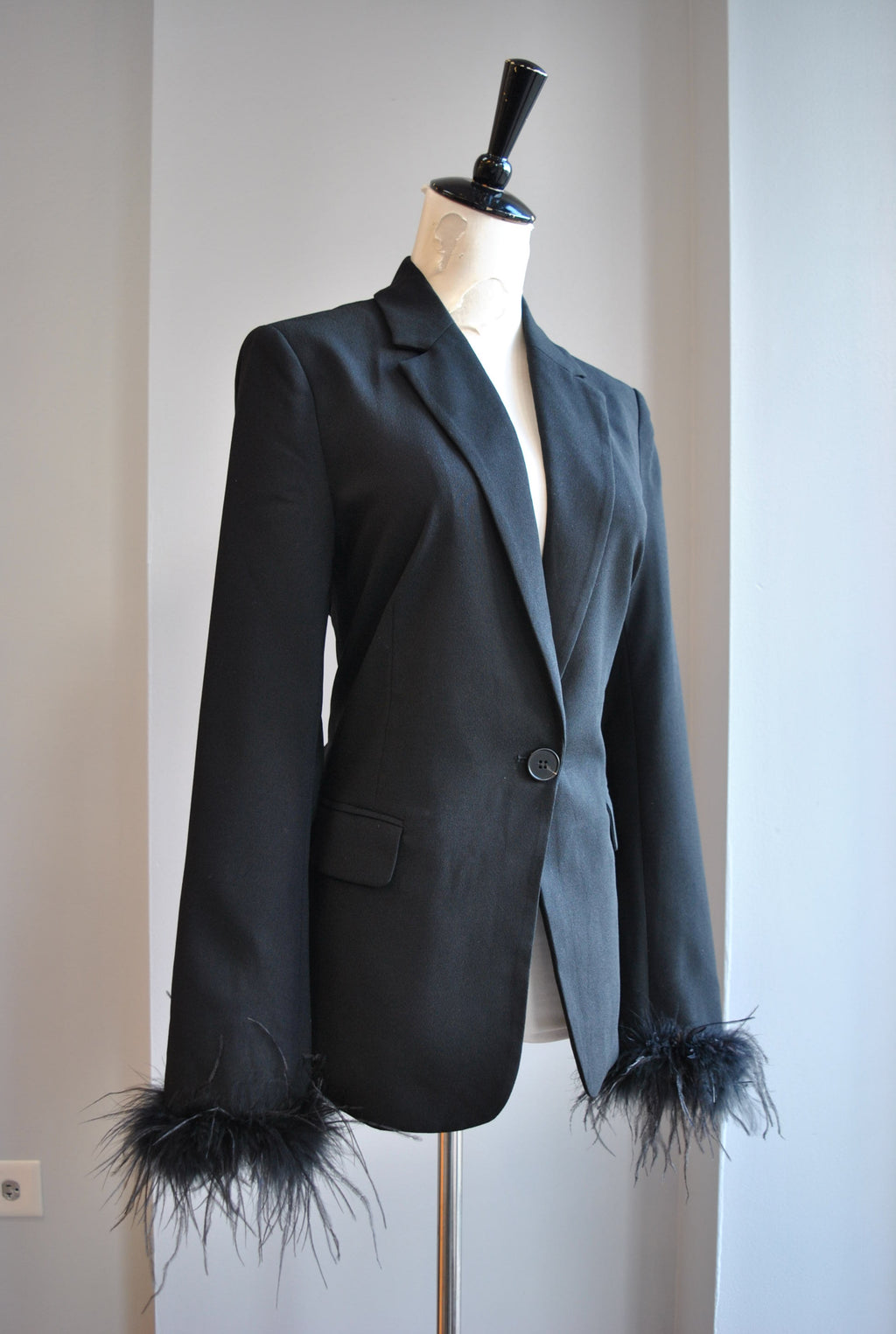 BLACK FIT BLAZER WITH FEATHERS