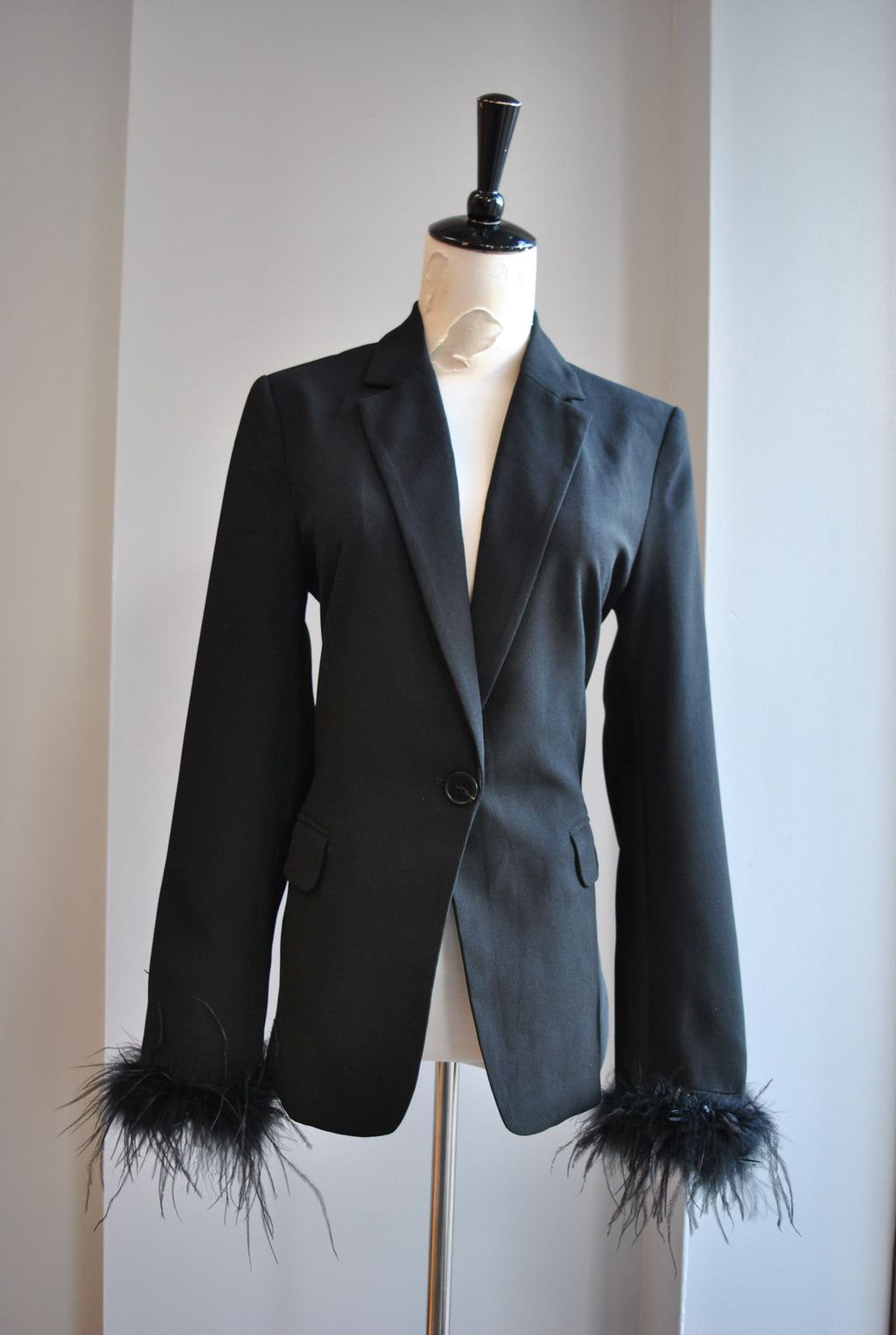BLACK FIT BLAZER WITH FEATHERS
