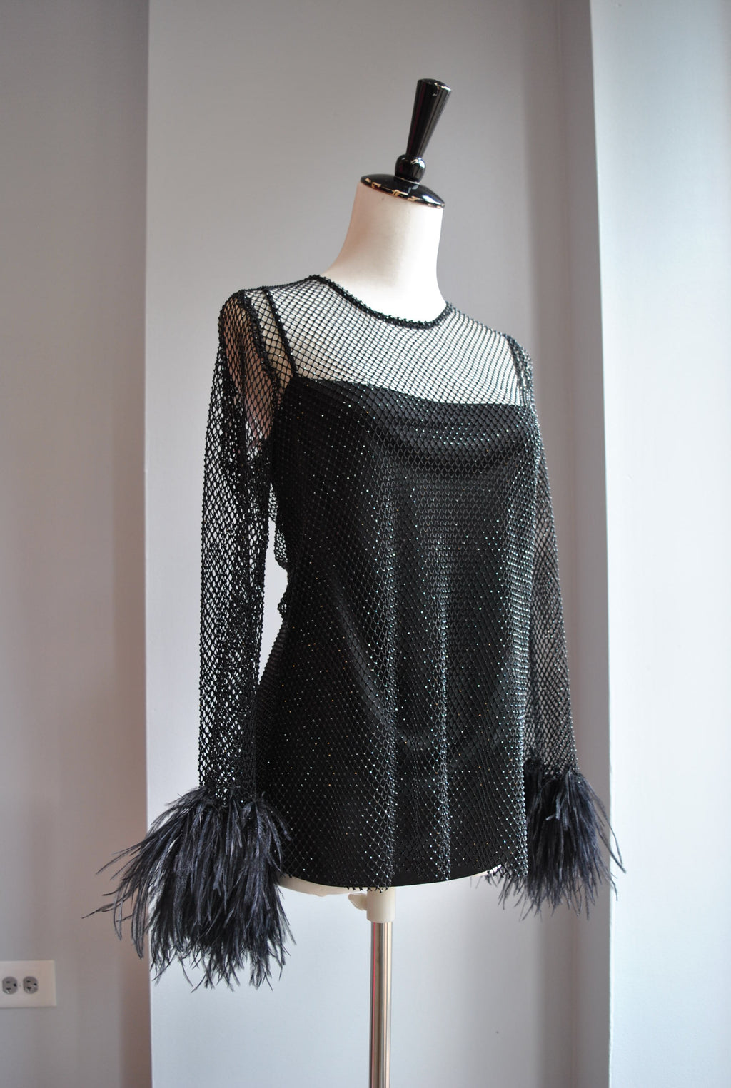 BLACK CRYSTAL TOP WITH FEATHERS