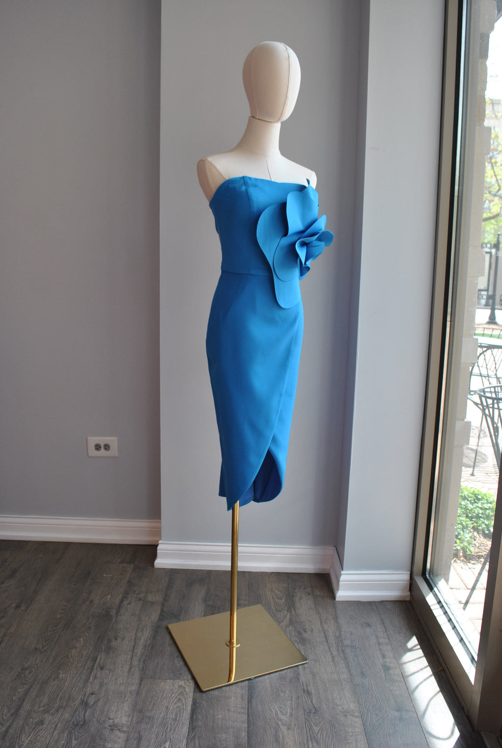 ROYAL BLUE MIDI STRAPLESS COCKTAIL DRESS WITH A FLOWER
