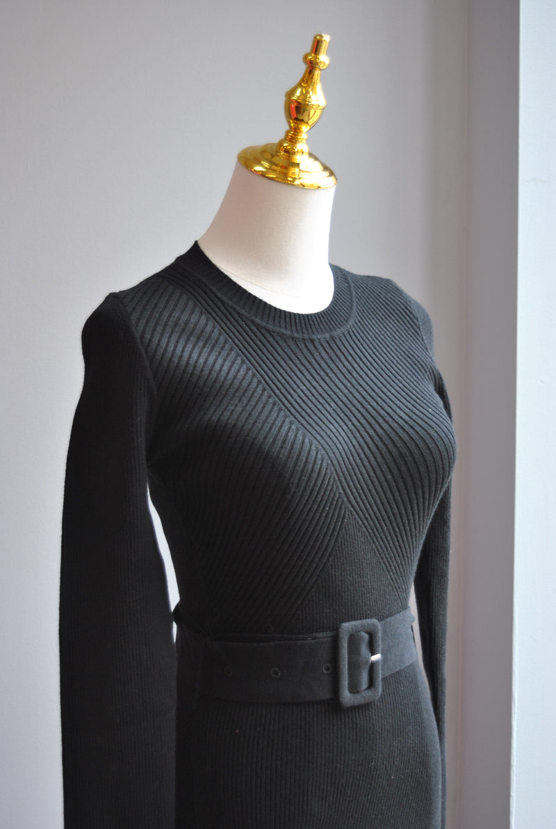 BLACK SWEATER DRESS WITH A BELT