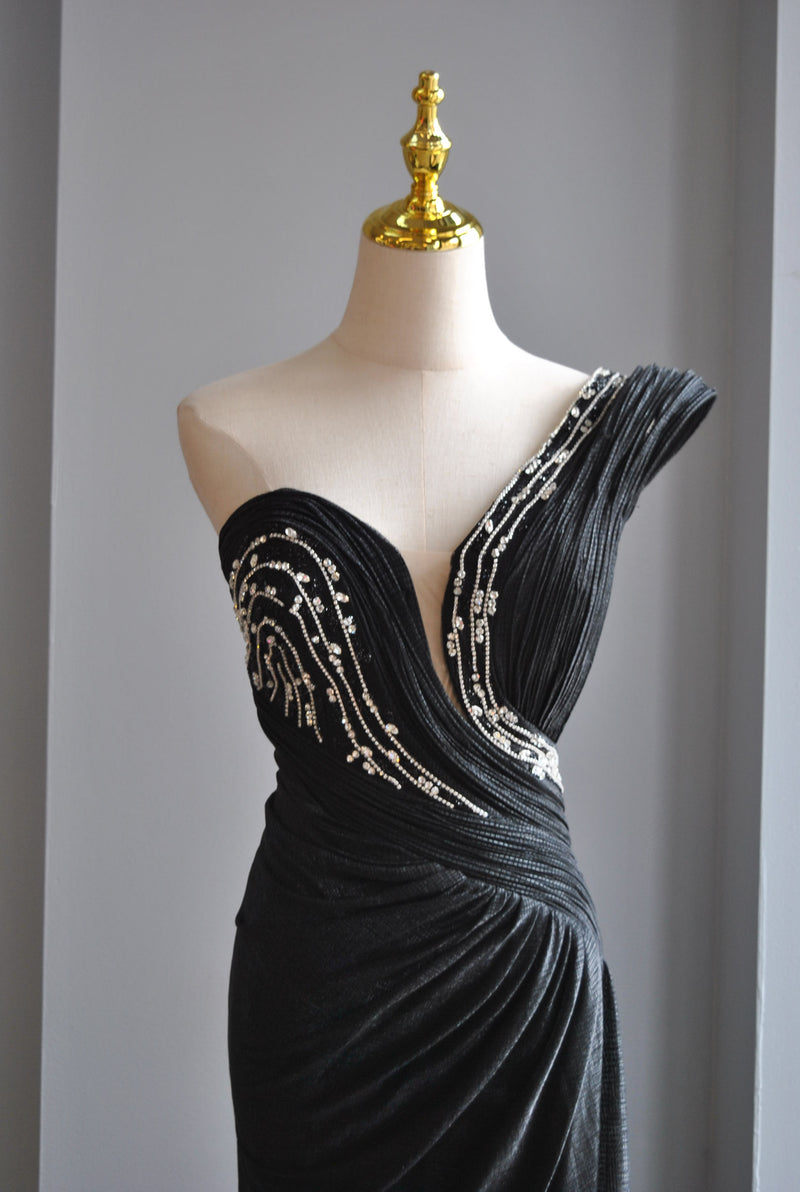 BLACK ASYMMETRIC ONE SHOULDER