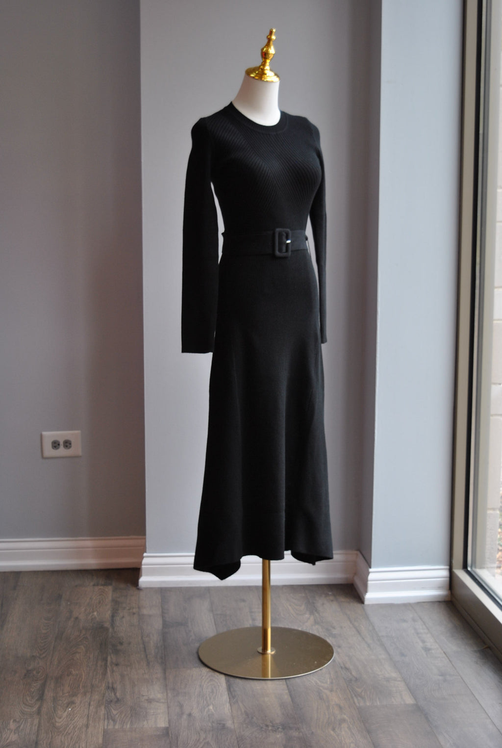 BLACK SWEATER DRESS WITH A BELT