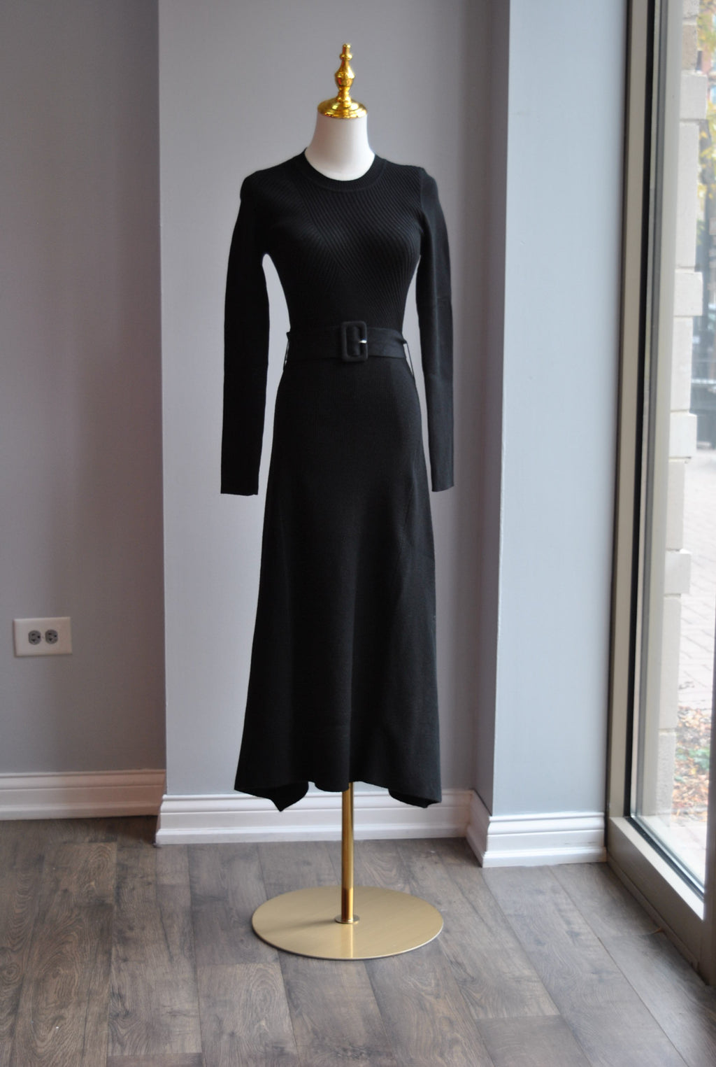 BLACK SWEATER DRESS WITH A BELT