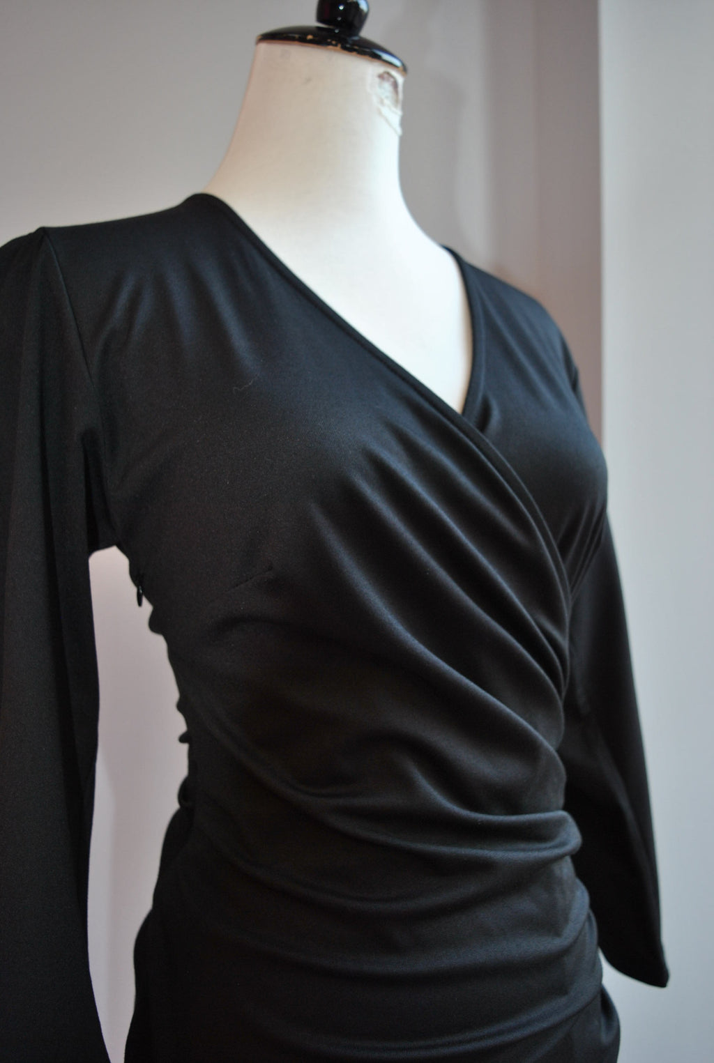 BLACK SIMPLE DRESS WITH RUSHING