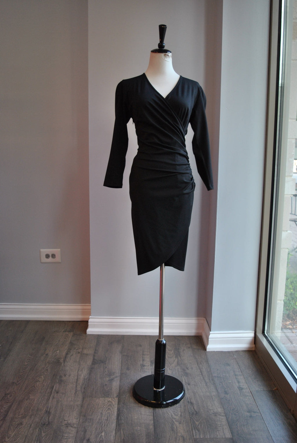 BLACK SIMPLE DRESS WITH RUSHING