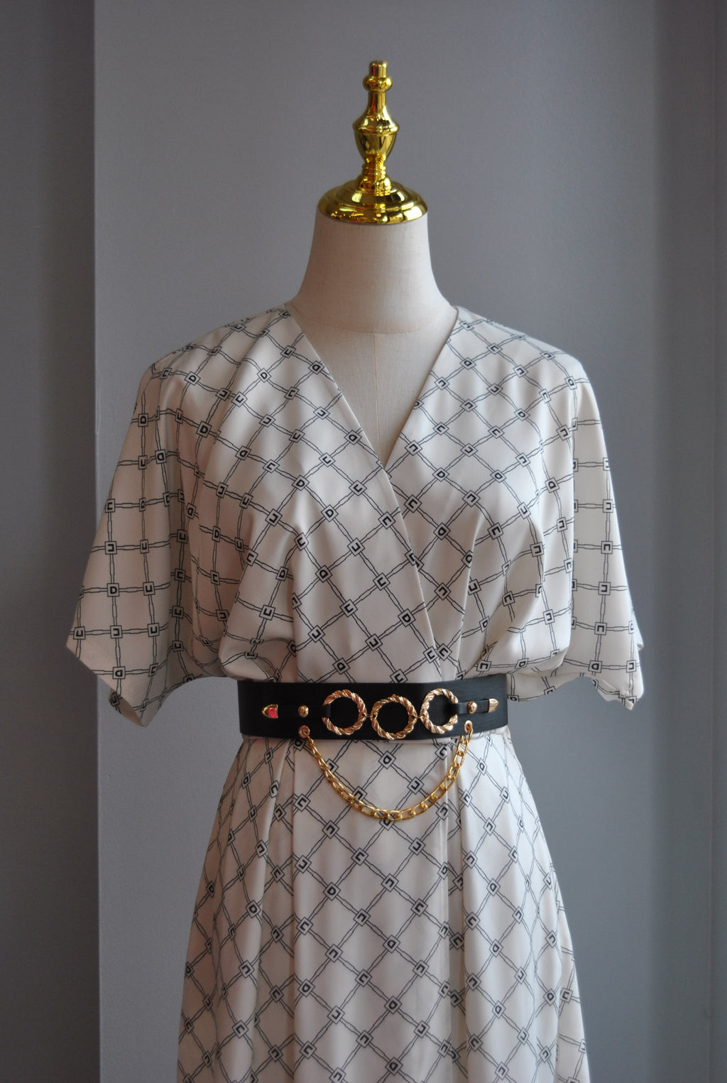 BLACK AND WHITE MIDI SUMMER DRESS WITH SIDE POCKETS AND A BELT