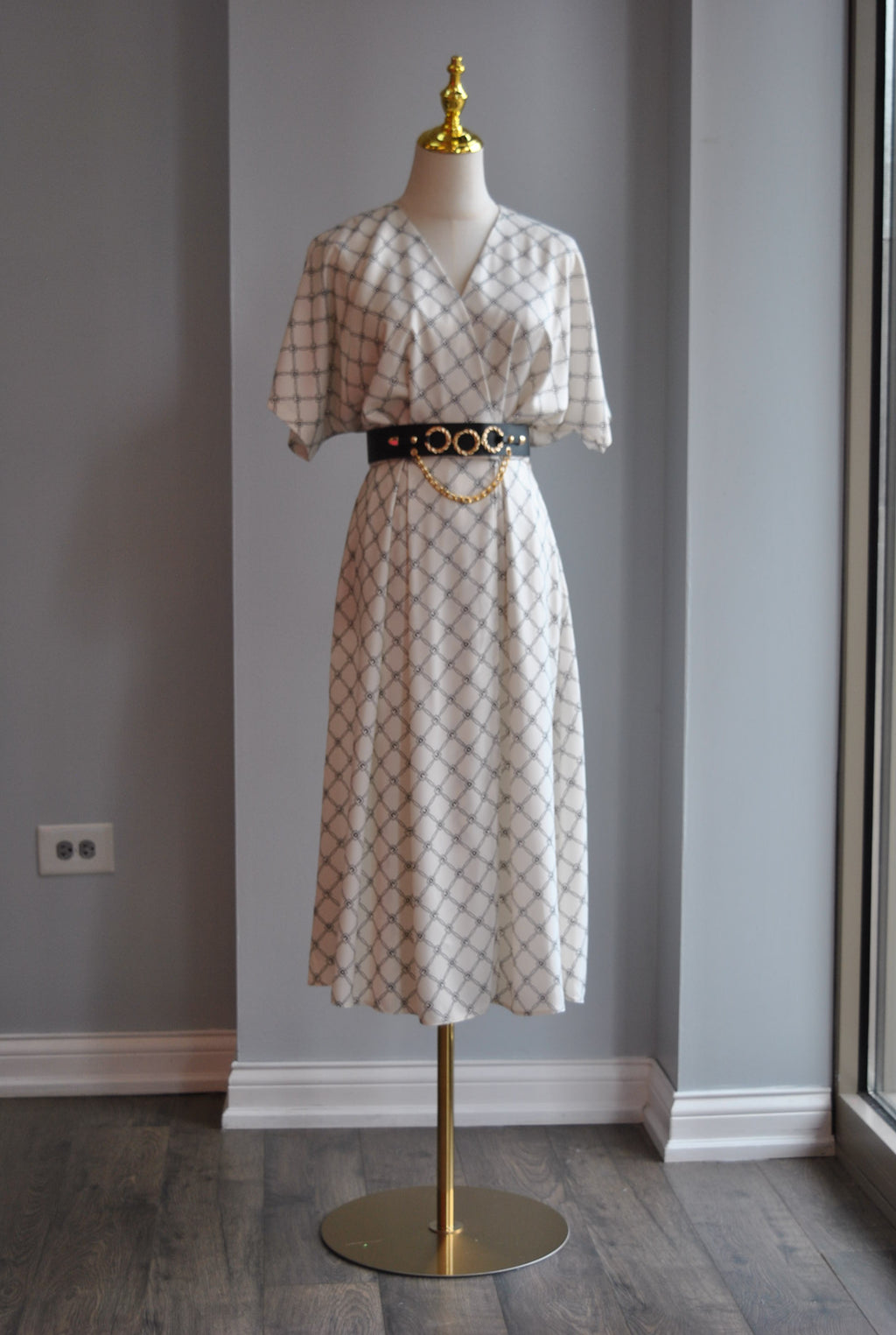 BLACK AND WHITE MIDI SUMMER DRESS WITH SIDE POCKETS AND A BELT