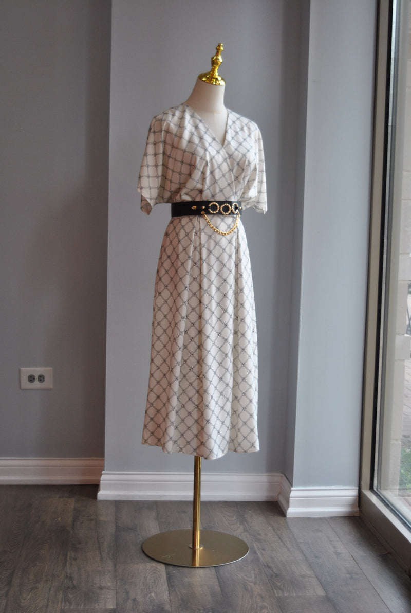 BLACK AND WHITE MIDI SUMMER DRESS WITH SIDE POCKETS AND A BELT
