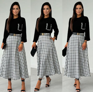 BLACK AND WHITE FIT AND FLAIR MIDI DRESS WITH A BELT AND SIDE POCKETS