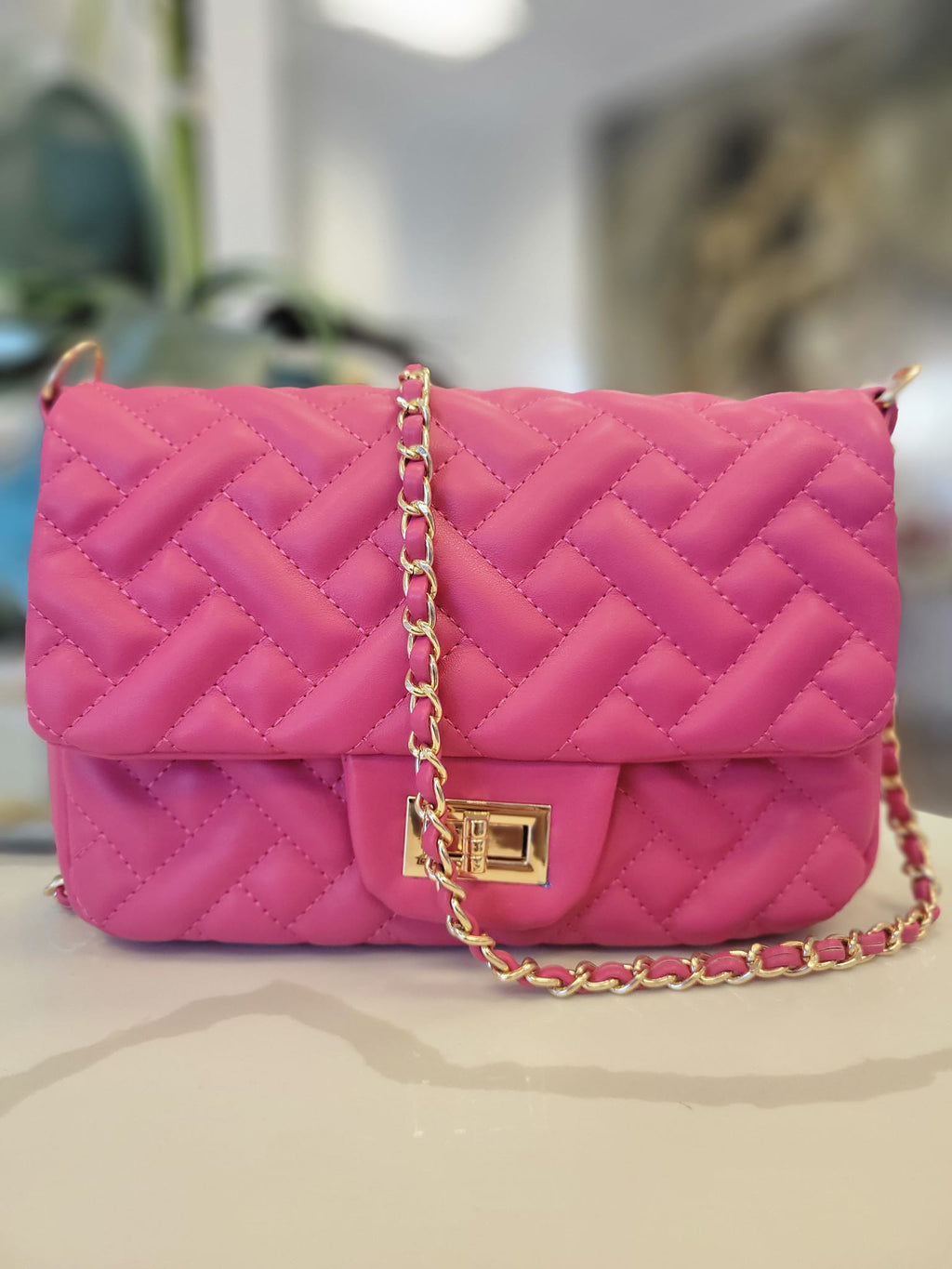 FUCHSIA CROSSBODY HANDBAG WITH GOLD CHAIN