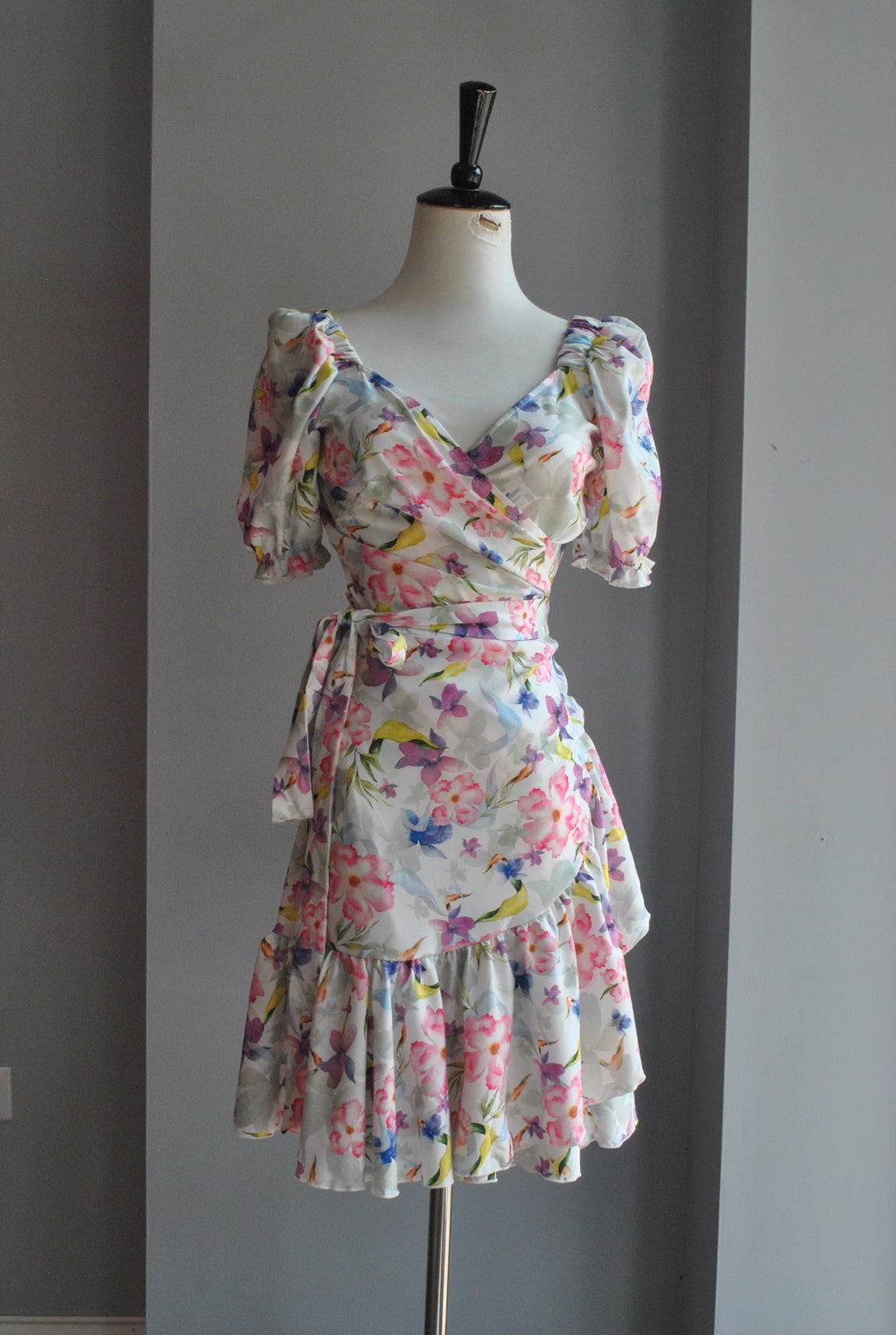 MULTICOLOR WRAP SUMMER DRESS WITH SHORT SLEEVES