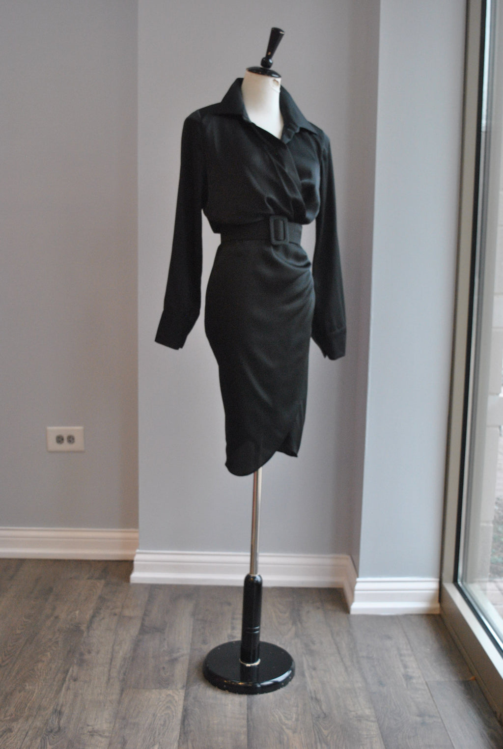 BLACK SIMPLE PARTY DRESS WITH A BELT