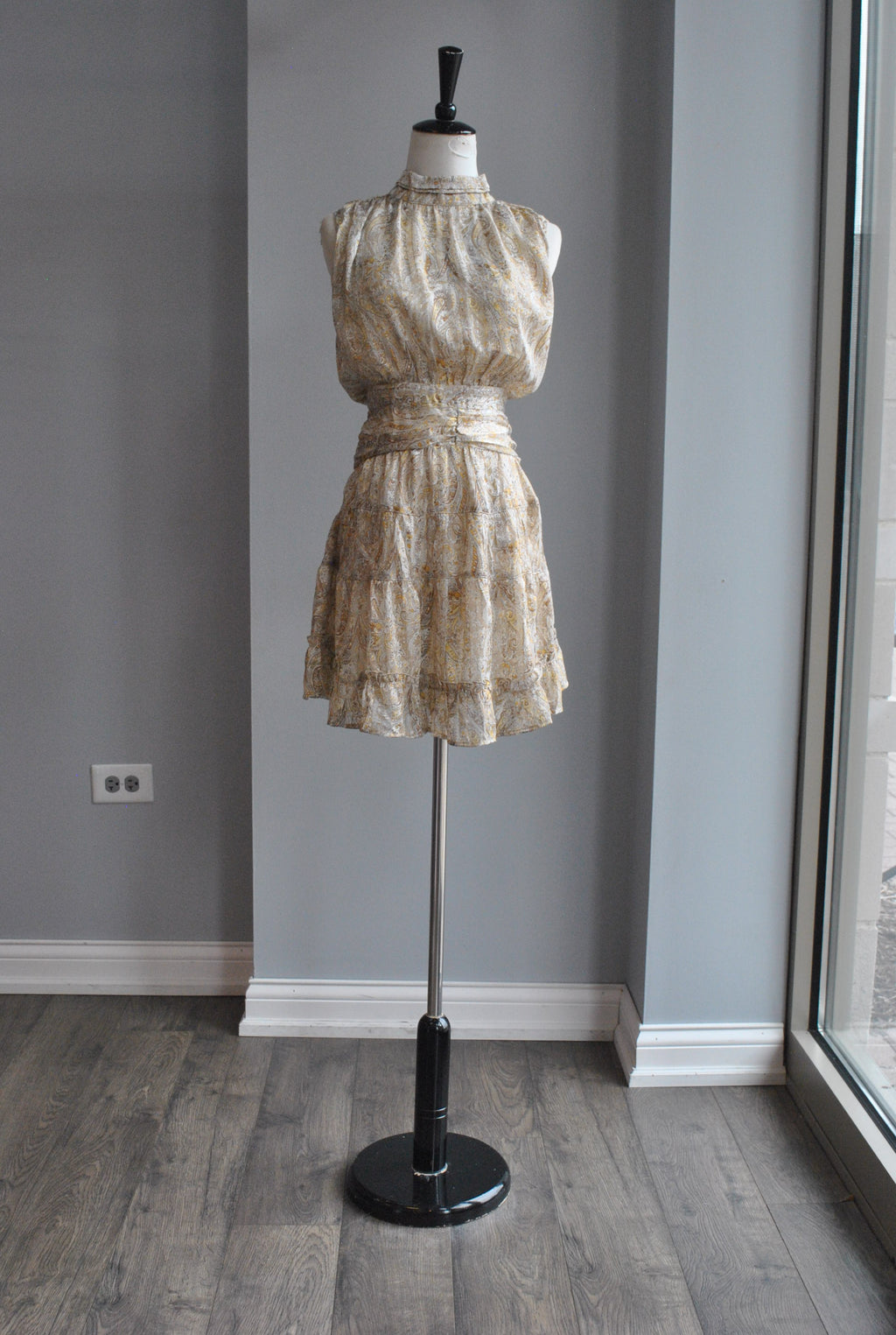 GOLD MULTI SLEEVELESS DRESS FIT AND FLAIR