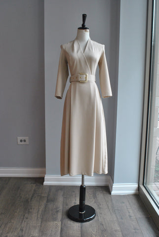 BEIGE DRESS WITH RUSHING AND SIDE RUFFLE
