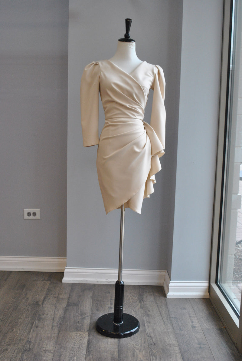 BEIGE DRESS WITH RUSHING AND SIDE RUFFLE