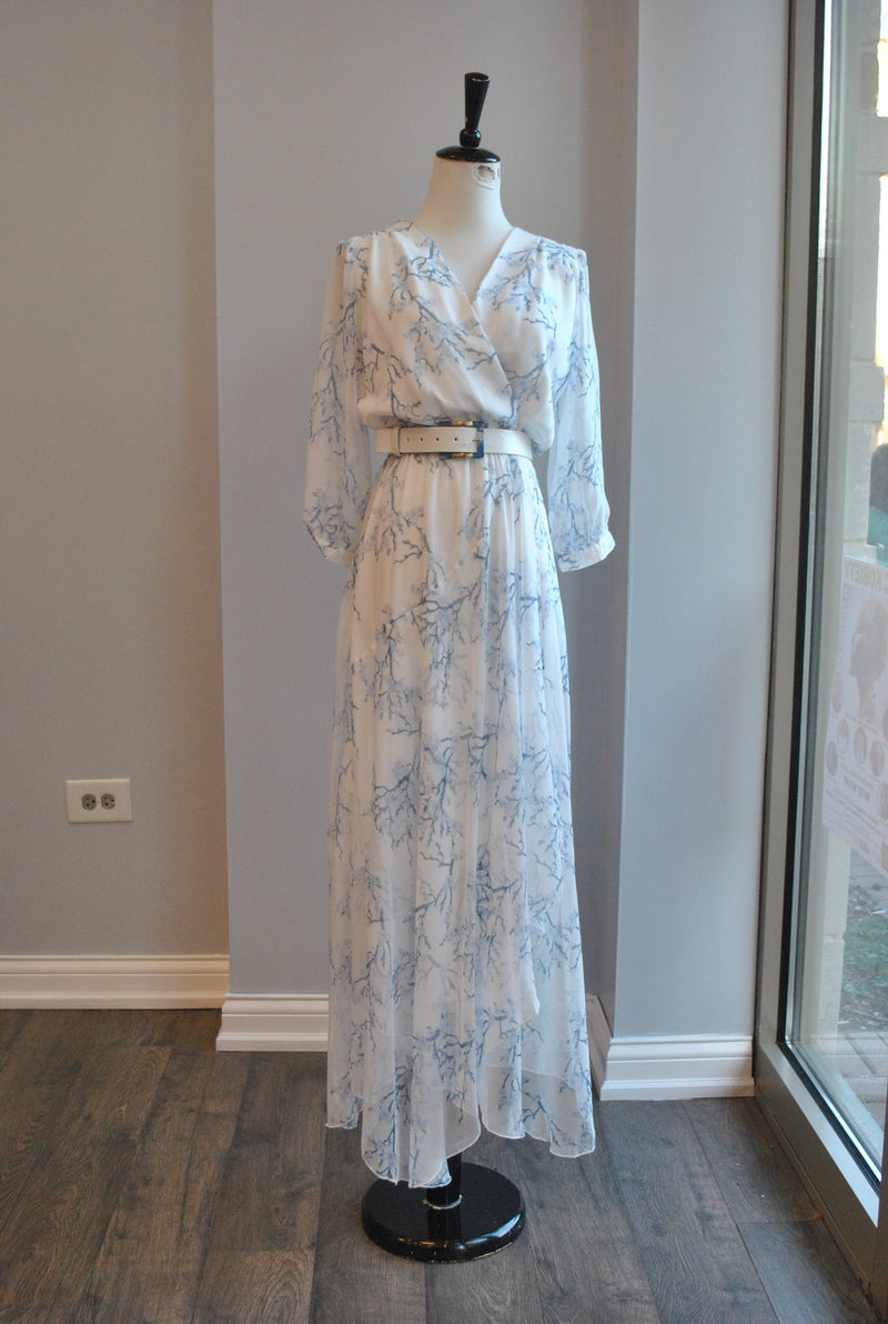WHITE AND BLUE MIDI SUMMER FLOWY DRESS WITH A BELT