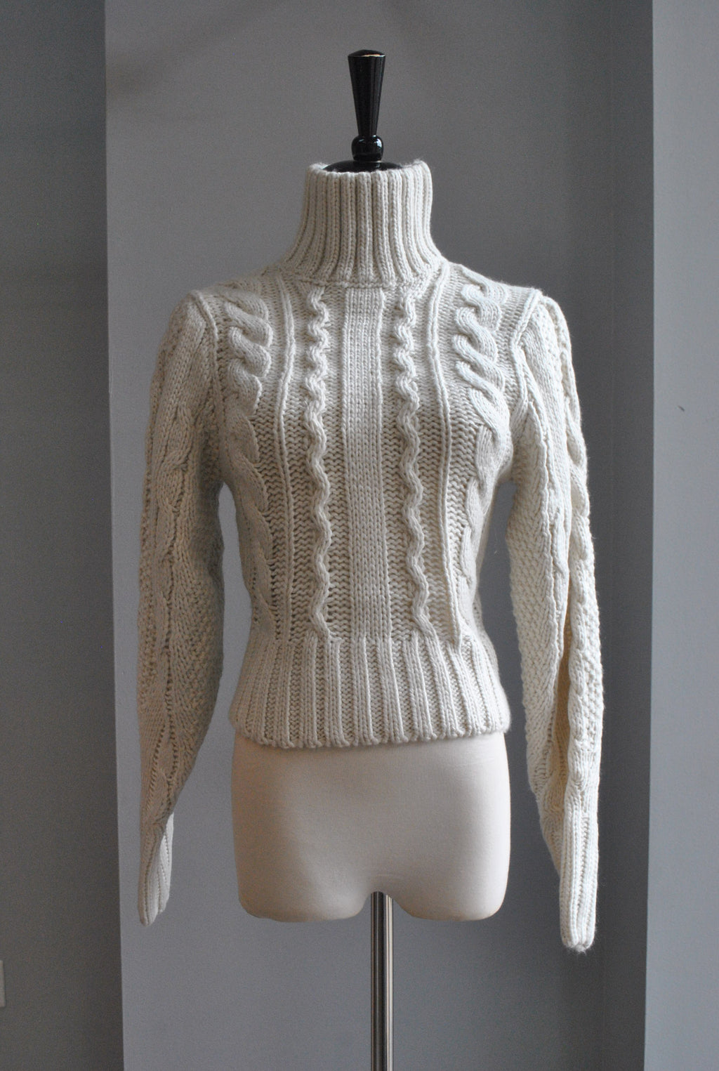 OFF WHITE TURTLENECK STYLE SWEATER