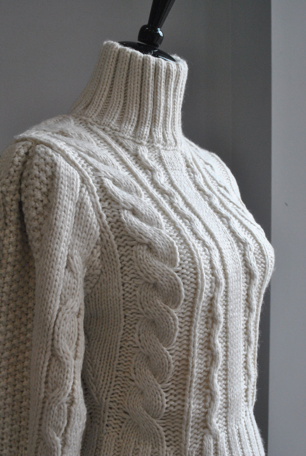 OFF WHITE TURTLENECK STYLE SWEATER
