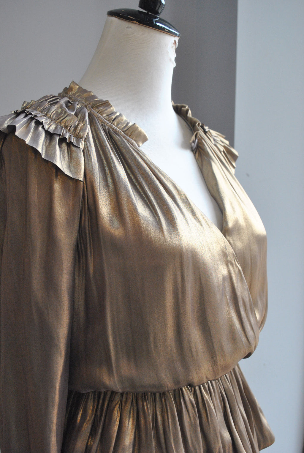 GOLD MINI PARTY DRESS WITH RUFFLES