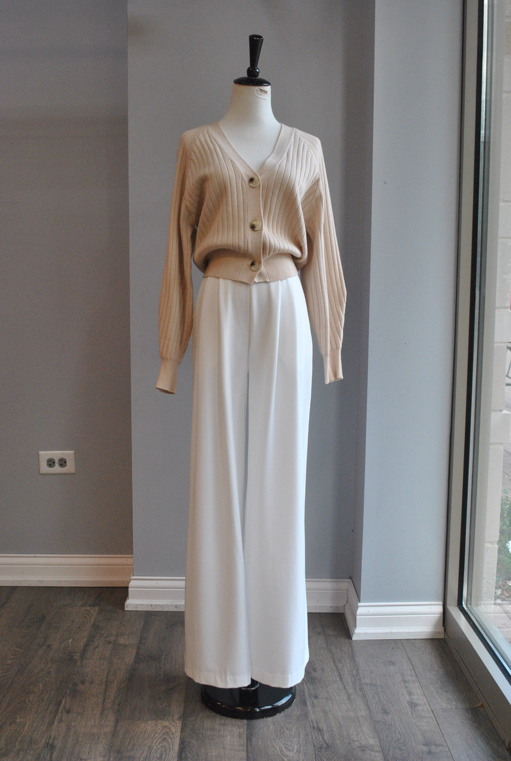 WHITE FLAIR HIGH WAISTED PANTS