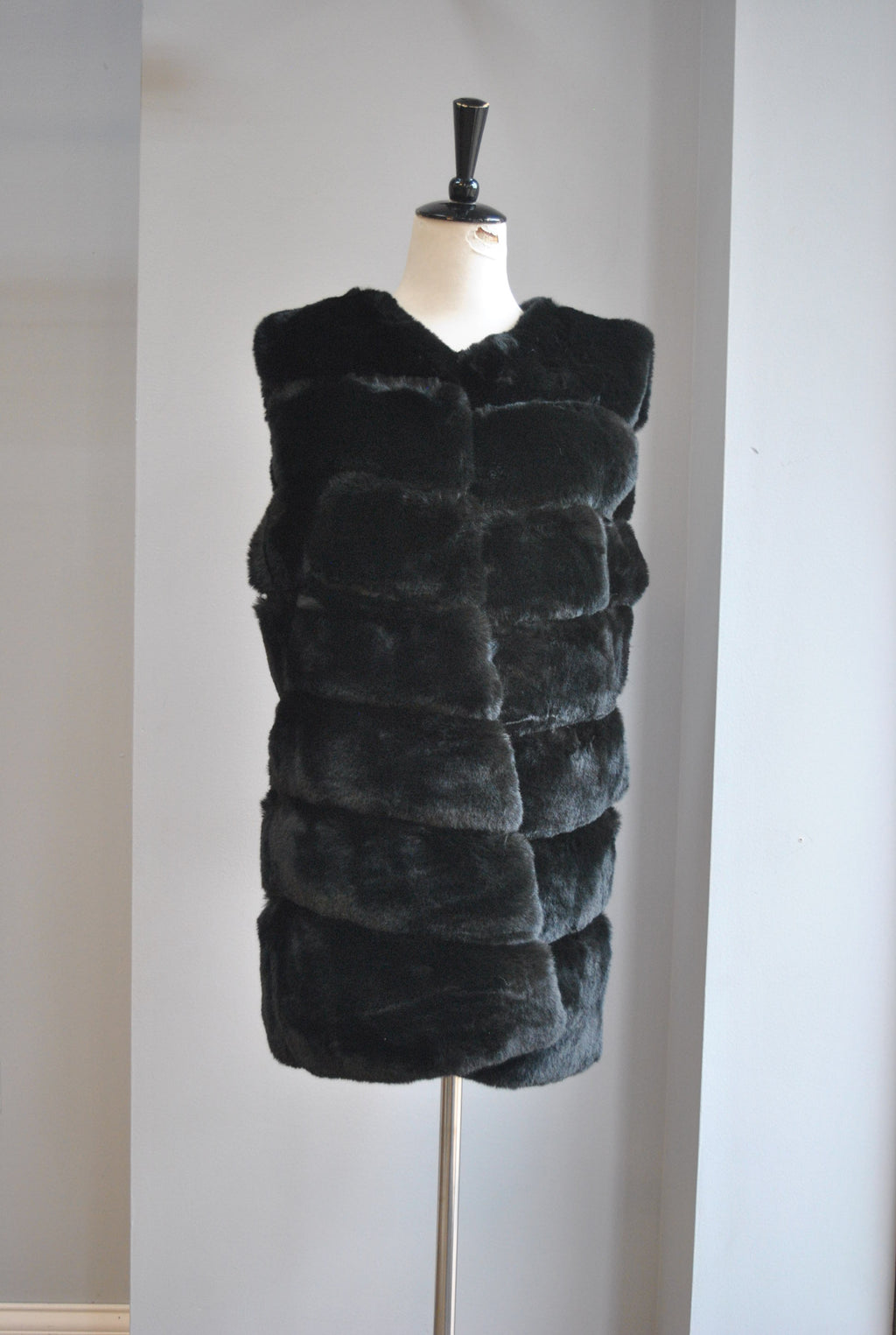 BLACK FAUX FUR WITH SIDE POCKETS