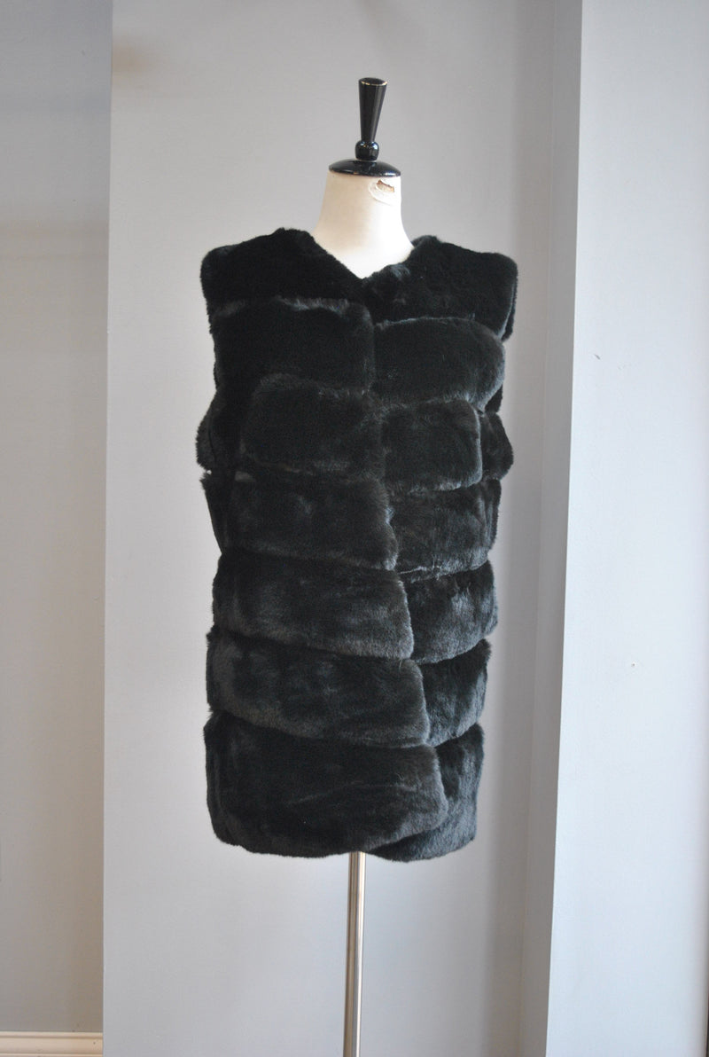 BLACK FAUX FUR WITH SIDE POCKETS