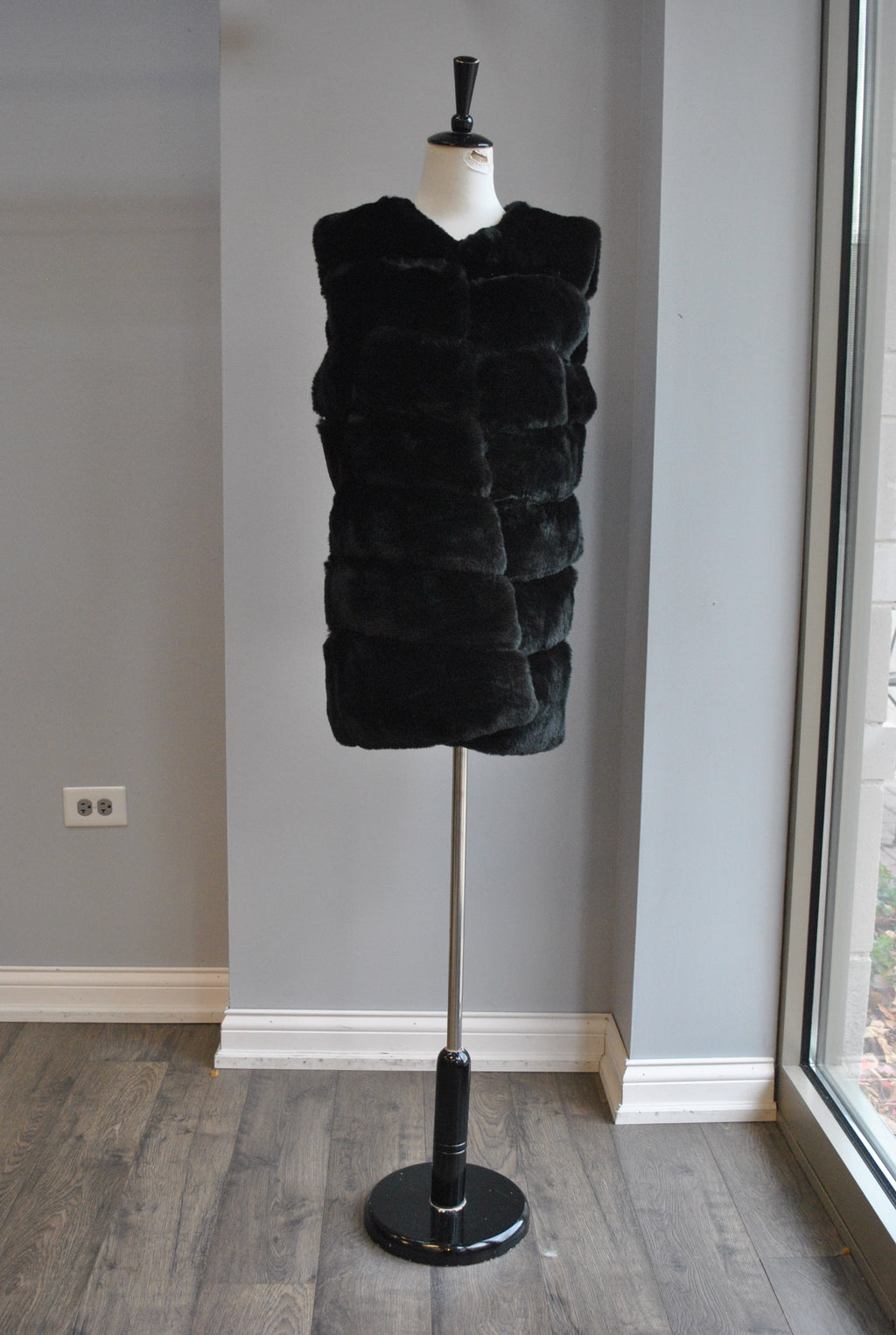 BLACK FAUX FUR WITH SIDE POCKETS