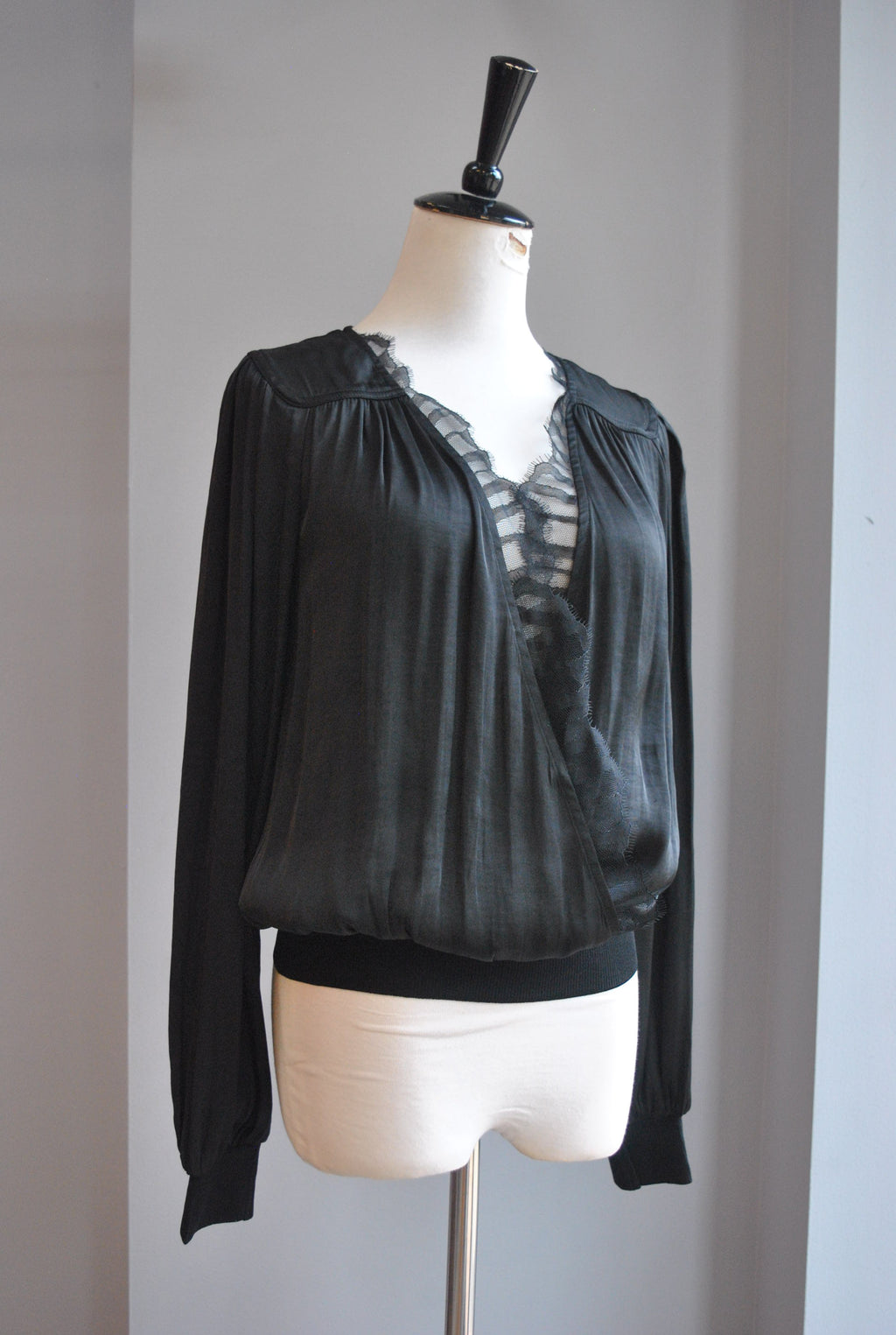 BLACK SIMPLE WRAP LOOKING TOP WITH A LACE