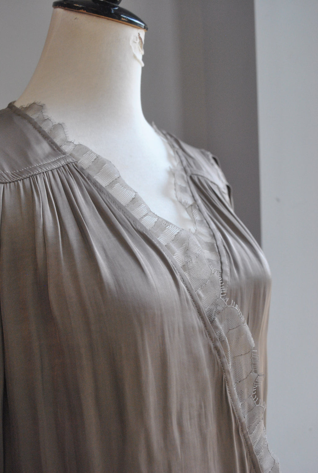 TAUPE SILKY TOP WITH LACE