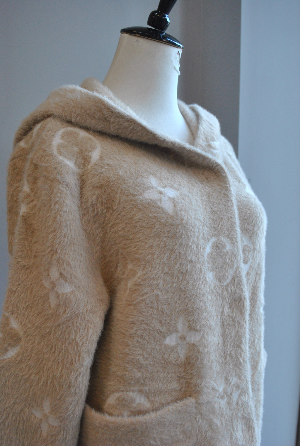 CAPPUCCINO AND WHITE PRINT ALPAKA SHORT JACKET WITH A HOODIE