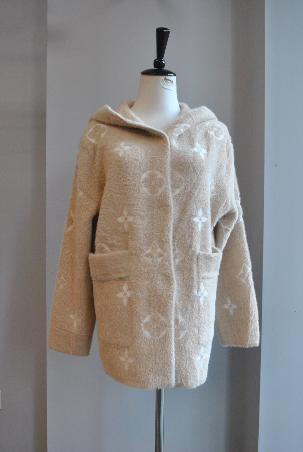 CAPPUCCINO AND WHITE PRINT ALPAKA SHORT JACKET WITH A HOODIE