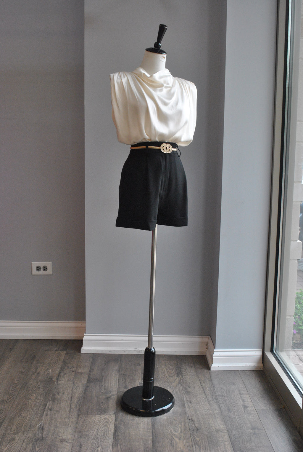 BLACK SHORTS WITH SIDE POCKETS