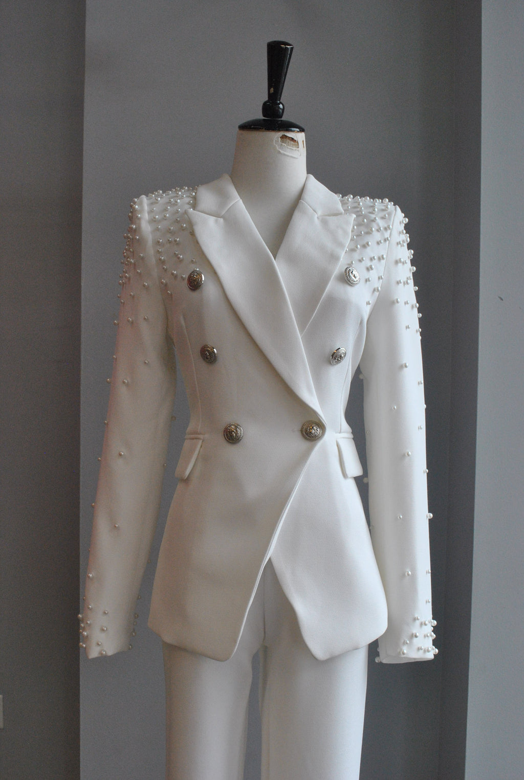 WHITE SUIT WITH FIT SKINNY PANTS AND PEARLS - SILVER FINISH