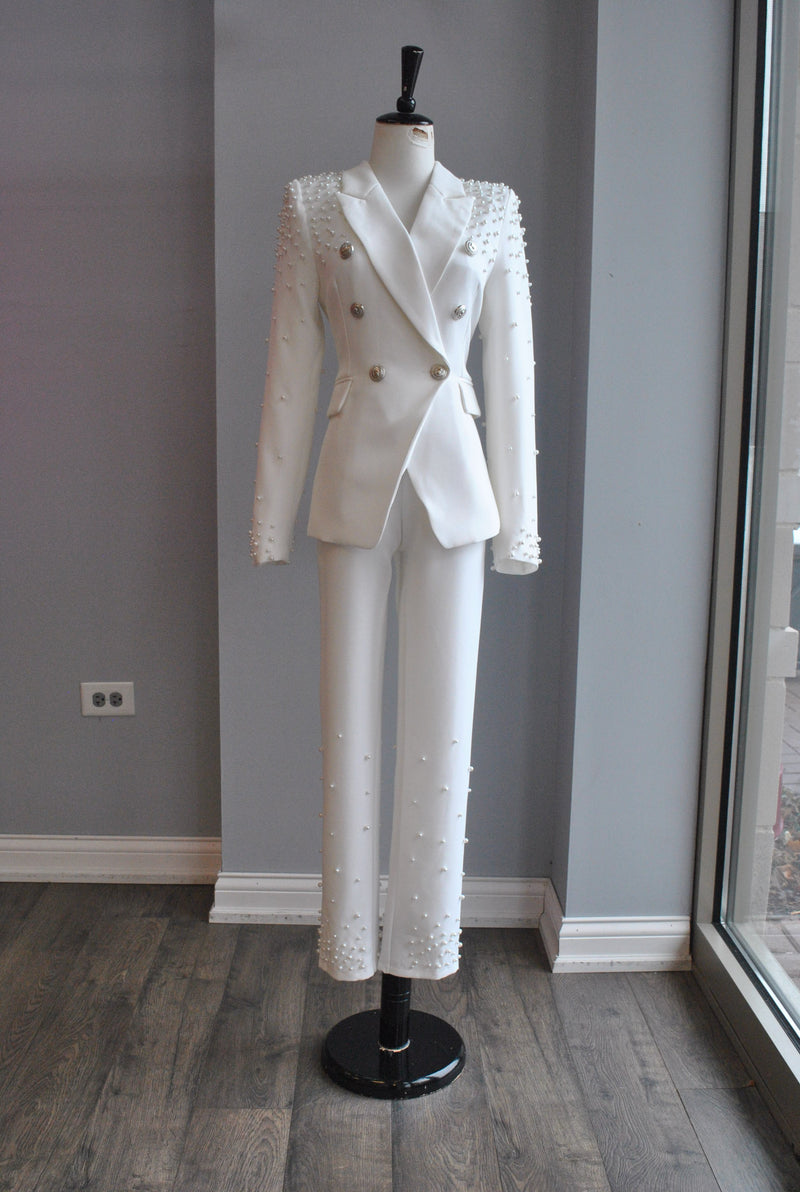 WHITE SUIT WITH FIT SKINNY PANTS AND PEARLS - SILVER FINISH