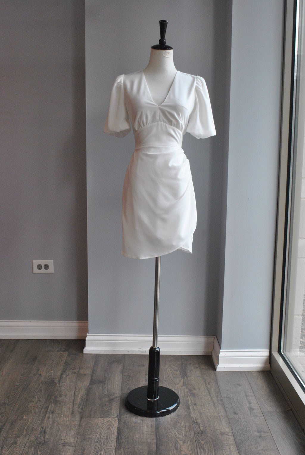 WHITE SIMPLE COCKTAIL DRESS WITH FRONT RUSHING