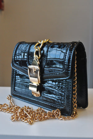 SMALL BACK CROSSBODY BAG WITH GOLD CHAIN